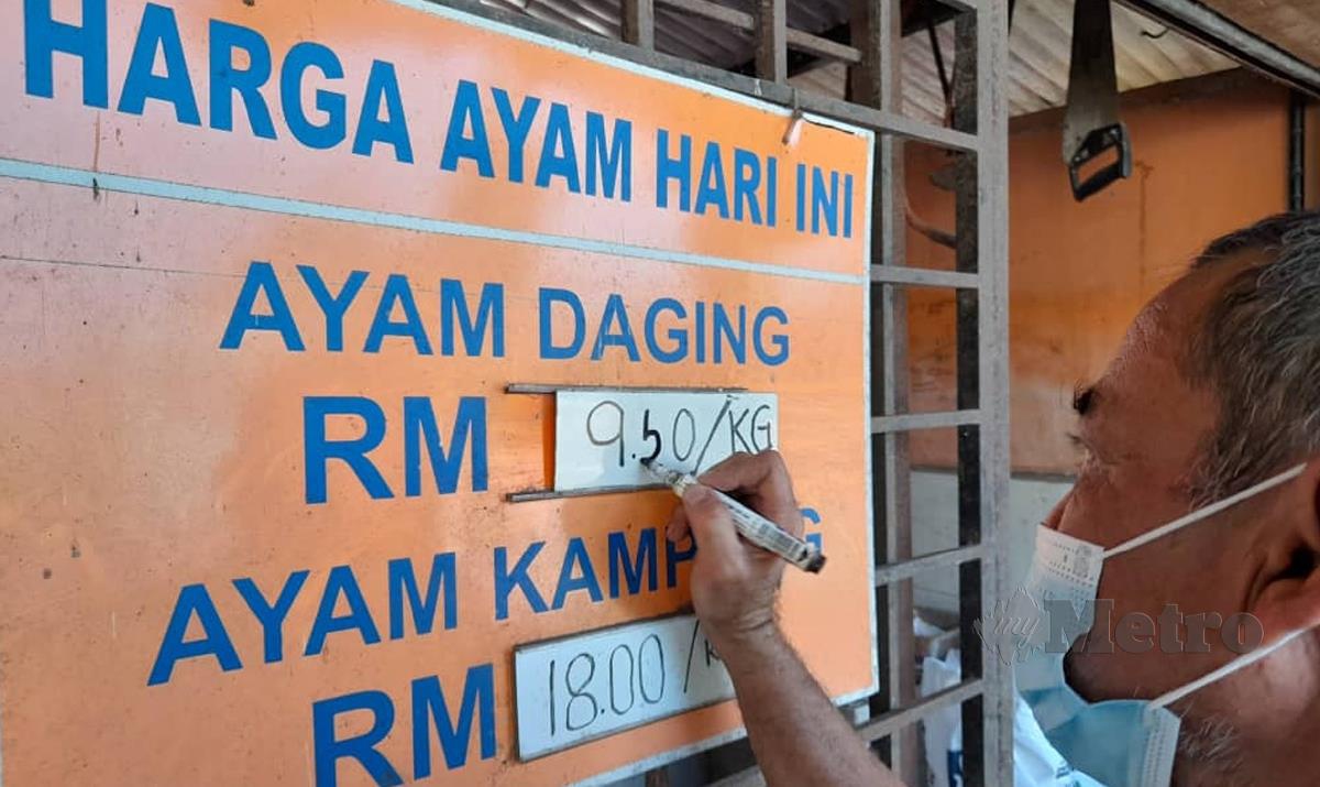 PENIAGA menulis harga ayam runcit RM9.50 sekilogram di kedainya di Kampung Solok Duku, Masjid Tanah hari ini. FOTO Hassan Omar