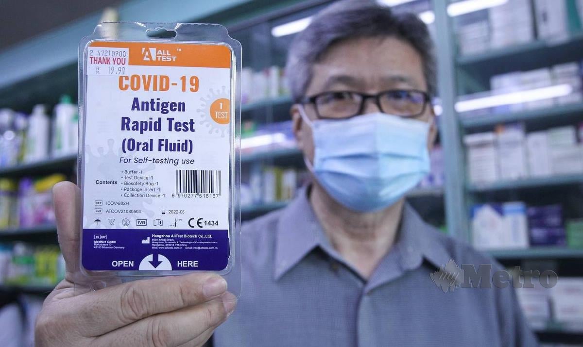 PEKERJA farmasi menunjukkan Kit Ujian Pantas Antigen Covid-19 (Ujian Sendiri) ketika Ops Samar dan Ops Bersepadu KPDNHEP Selangor, baru-baru ini. FOTO Aziah Azmee