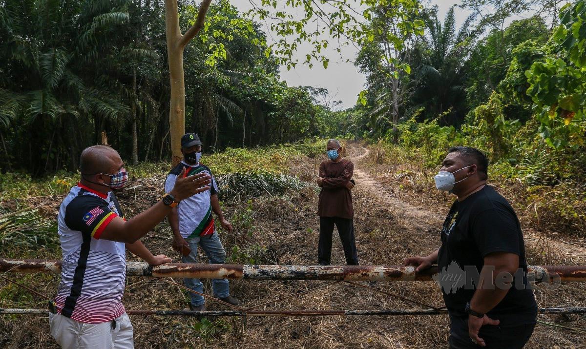 ZOOL Amali Hussein (kanan) bersama wakil penduduk meninjau tapak tanah perkuburan sebagai bantahan. FOTO Azrul Edham Mohd Aminuddin