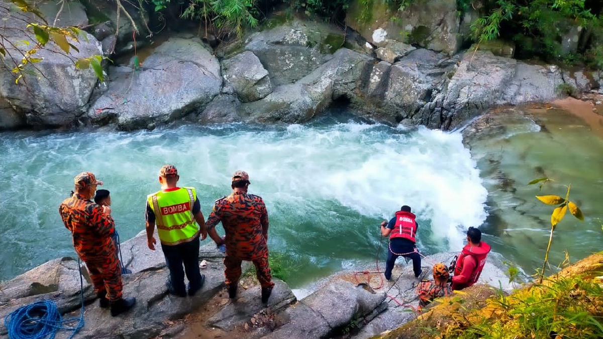 ANGGOTA bomba melakukan operasi mencari dan menyelamat seorang lelaki yang dikhuatiri lemas selepas mandi di Sungai Balak, Batang Kali, hari ini. FOTO ihsan BOMBA