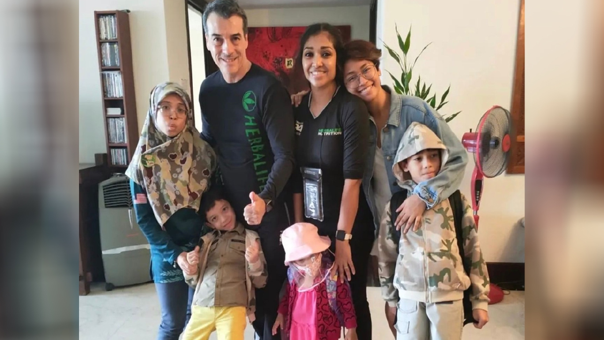 FOTO Nourul bersama keluarga. Dari Instagram Ayu Nazirah.
