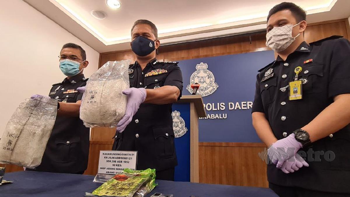 MOHD Zaidi (tengah) menunjukkan dadah syabu seberat 2,092.70 gram yang dirampas susulan penahanan dua lelaki di Kota Kinabalu. FOTO Juwan Riduan