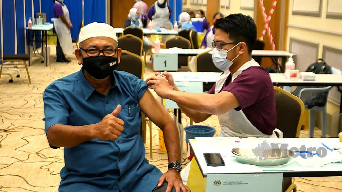 SEBAHAGIAN daripada guru sekolah KAFA, pegawai masjid serta ahli jawatan kuasa masjid menerima vaksin. FOTO Faiz Anuar