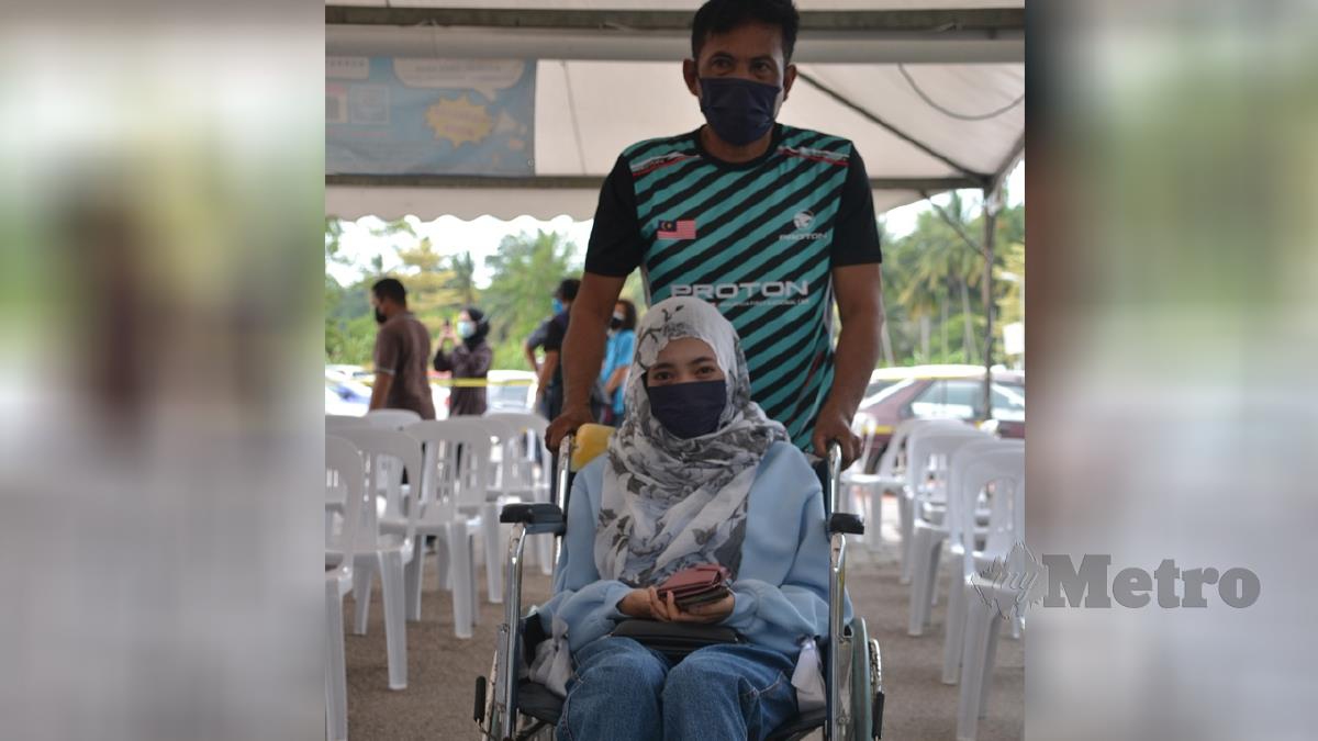 SITI Rabiatul terpaksa menahan kesakitan tulang patah semata-mata untuk menerima suntikan dos kedua vaksin. FOTO Hassan Omar