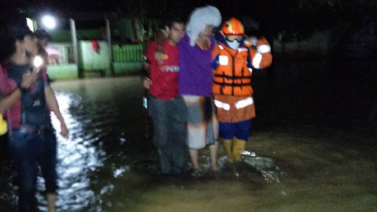  ANGGOTA APM membantu memindahkan mangsa banjir di daerah Padang Terap berikutan paras air yang meningkat. FOTO ihsan APM