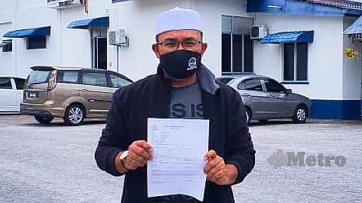 ZULKIFLI, membuat laporan di Balai Polis Senawang selepas nama dan gambarnya digunakan individu lain untuk menipu. FOTO ihsan PEMBACA