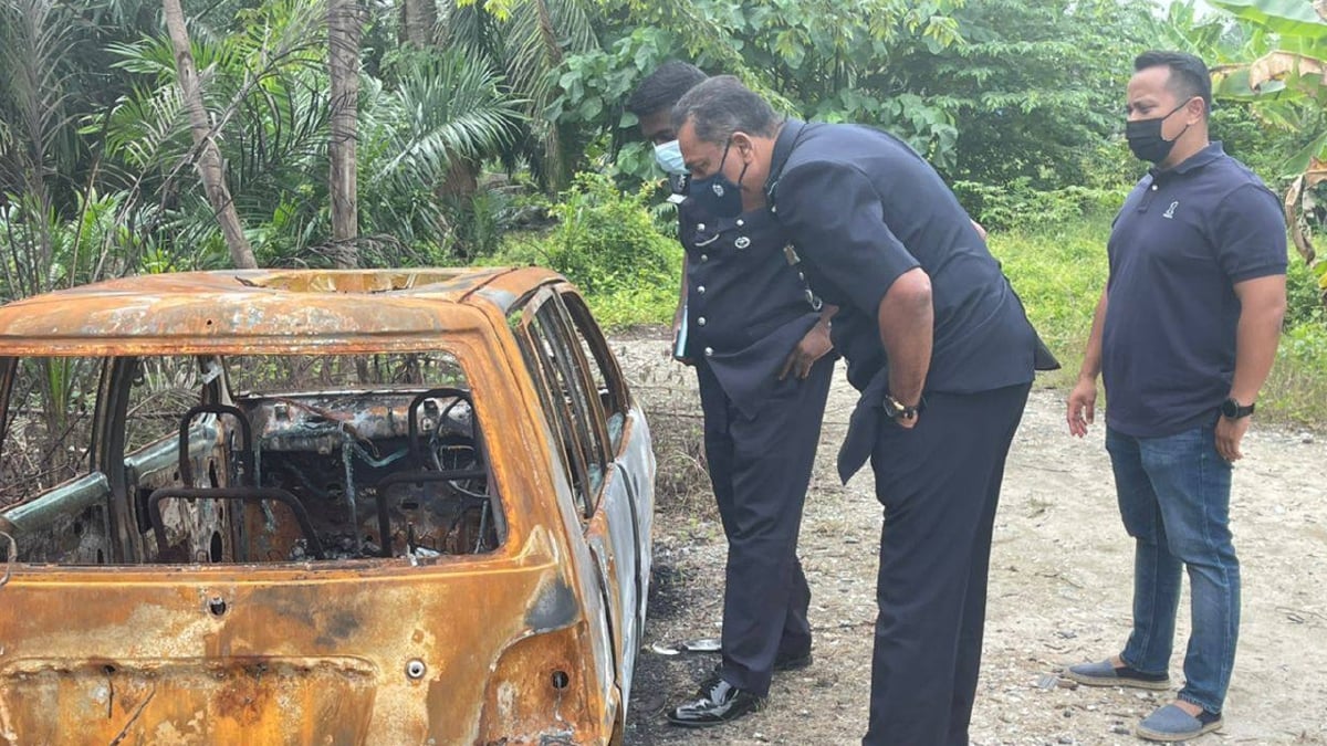 SATU mayat rentung ditemui dalam sebuah kereta yang terbakar dalam ladang kelapa sawit di Kampung Perepat dekat sini, pagi tadi. FOTO ihsan IPD Klang Utara