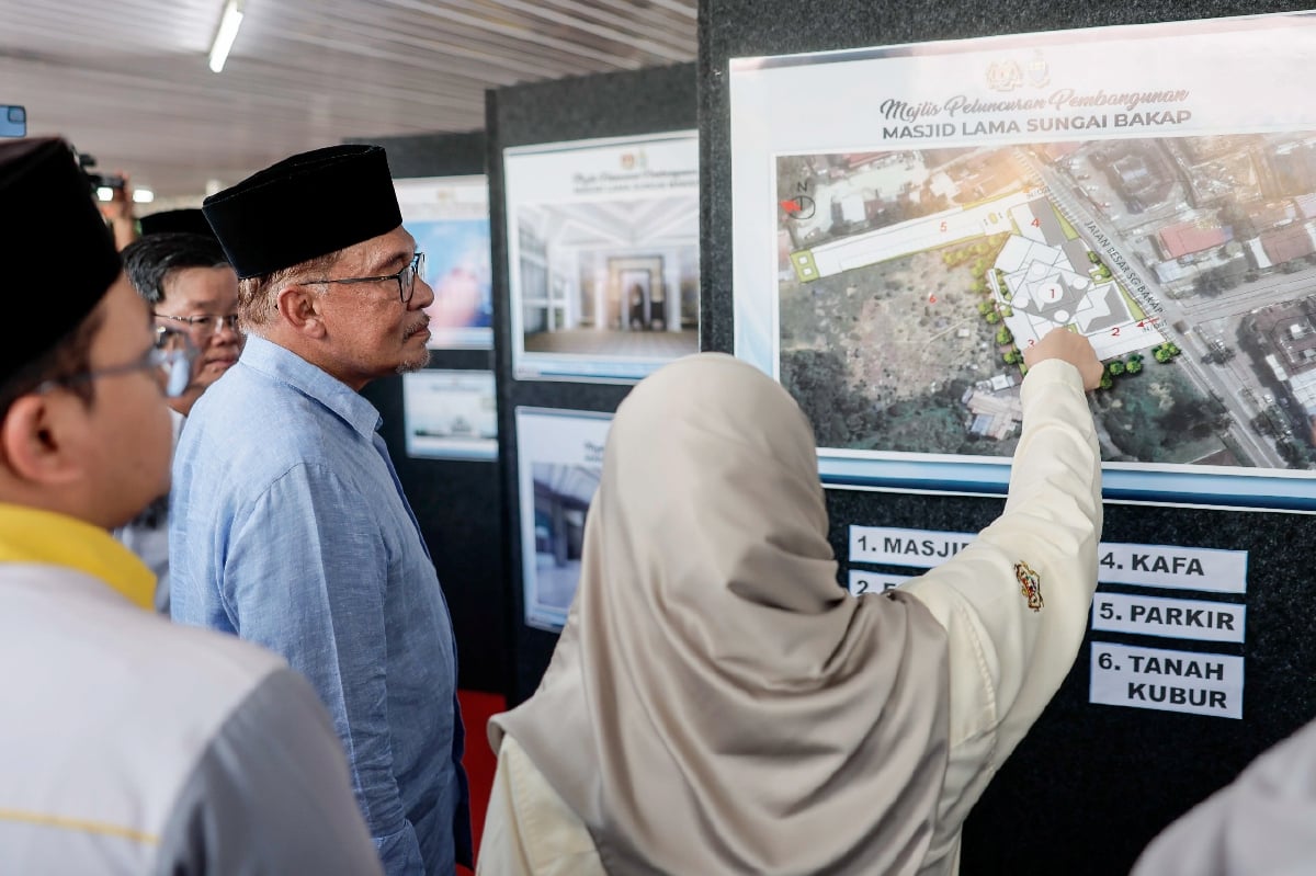 DATUK Seri Anwar Ibrahim ketika melawat pameran di Majlis Pelancaran Pembangunan Masjid Lama Sungai Bakap, Seberang Perai Selatan di sini hari ini. FOTO BERNAMA
