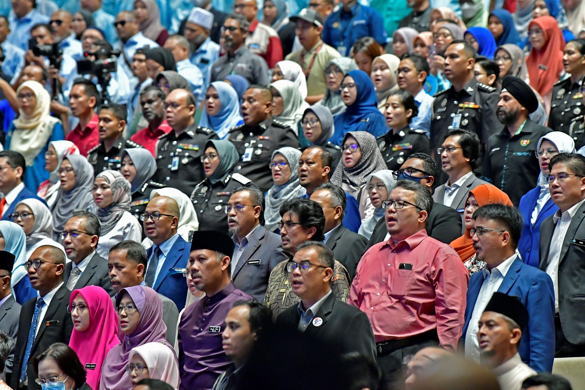 Antara penjawat awam yang hadir pada Majlis Amanat Perdana Perkhidmatan Awam (MAPPA) ke-19 “Perkhidmatan Awam MADANI” di Pusat Konvensyen Antarabangsa Putrajaya (PICC) hari ini. FOTO BERNAMA