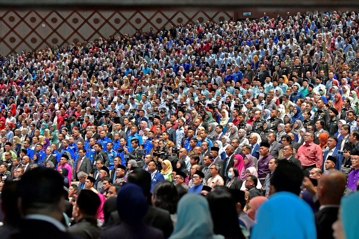 Ribuan penjawat awam yang hadir pada Majlis Amanat Perdana Perkhidmatan Awam (MAPPA) ke-19 “Perkhidmatan Awam MADANI” di Pusat Konvensyen Antarabangsa Putrajaya (PICC) hari ini. FOTO BERNAMA