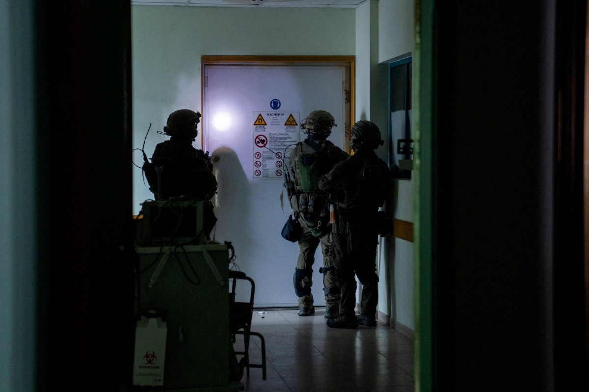 Tentera Israel memeriksa kompleks hospital Al Shifa, di tengah-tengah operasi darat mereka terhadap kumpulan pejuang Hamas, di Kota Gaza, pada 15 November 2023. FOTO Pasukan Pertahanan Israel/Edaran melalui REUTERS 