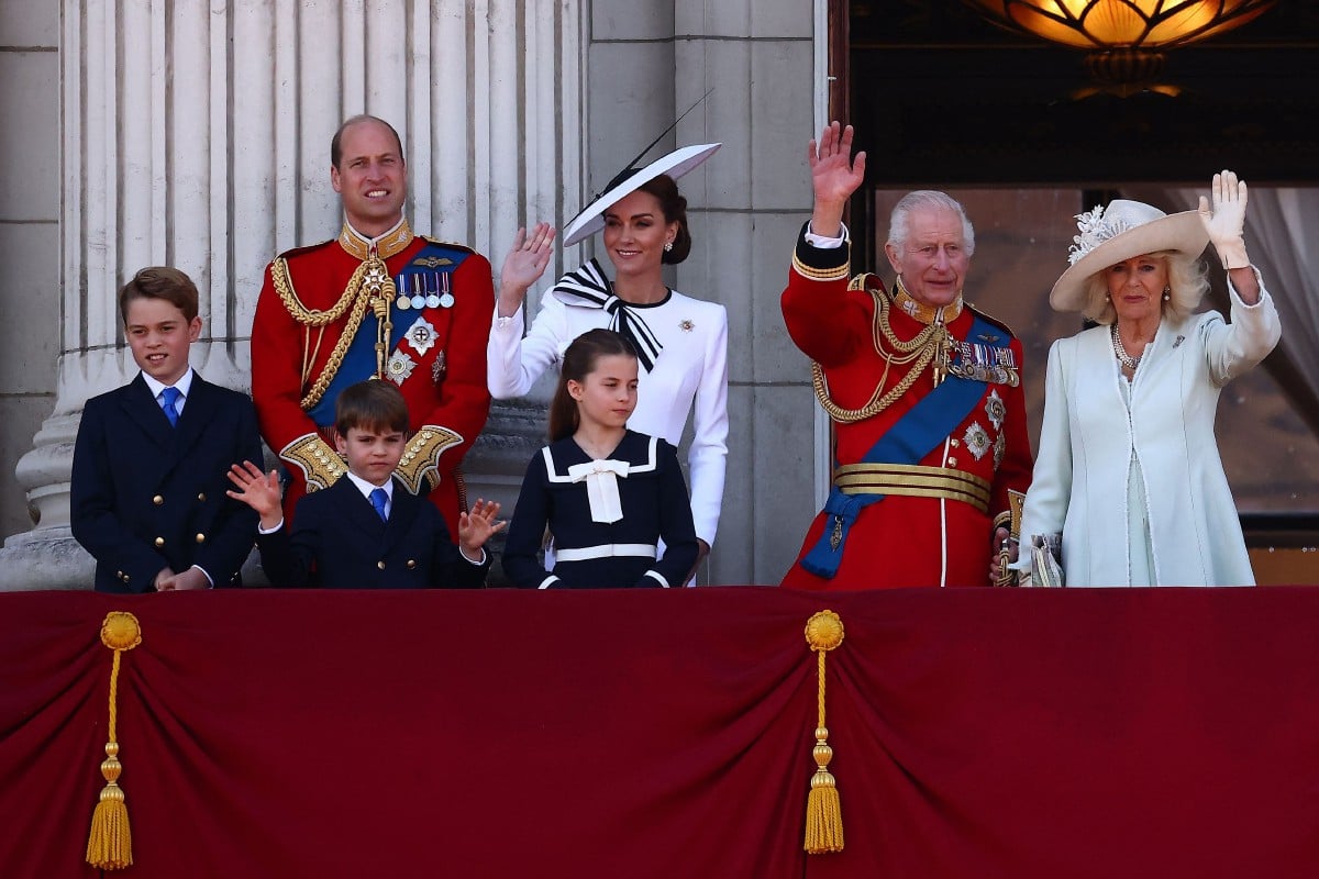 Kate Middleton bersama suaminya, Putera William dan tiga anak mereka iaitu Putera George, Puteri Charlotte dan Putera Louis bersama Raja Charles III dan Ratu Camilla, FOTO AFP 