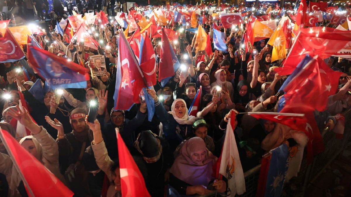PENYOKONG Presiden Tayyip Erdogan mengibarkan bendera di luar bangunan Parti AK di Ankara. FOTO AFP
