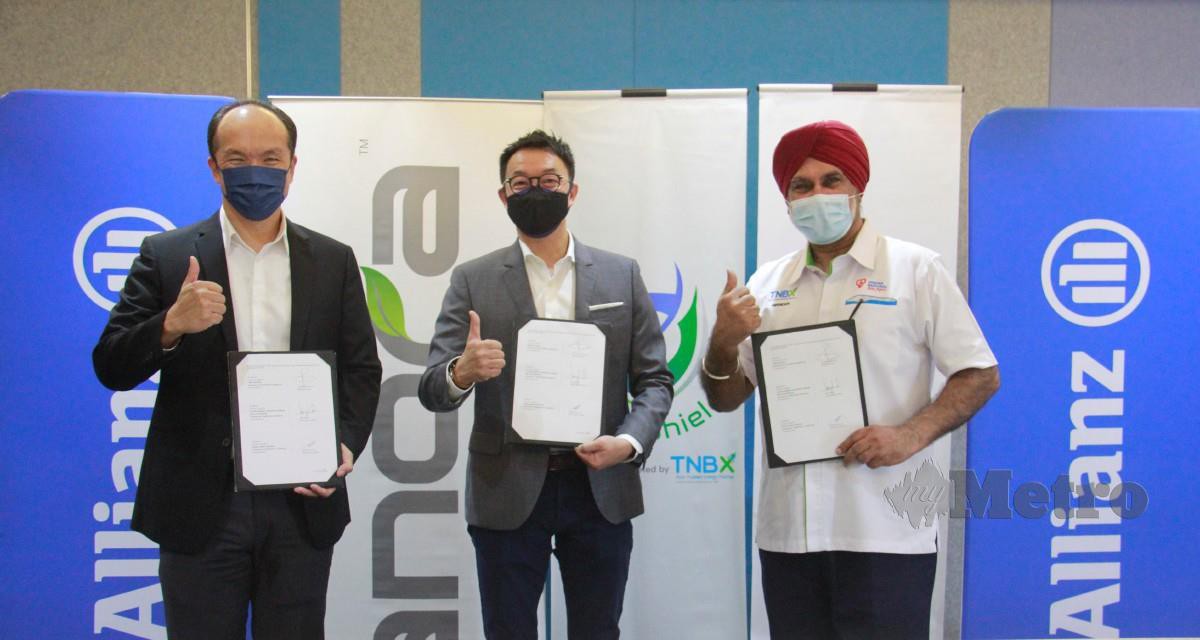 SAMUEL (kiri), Sean  (tengah) dan  Nirinder   pada majlis menandatangani perjanjian kerjasama antara TNBX, Allianz General dan Anora.
