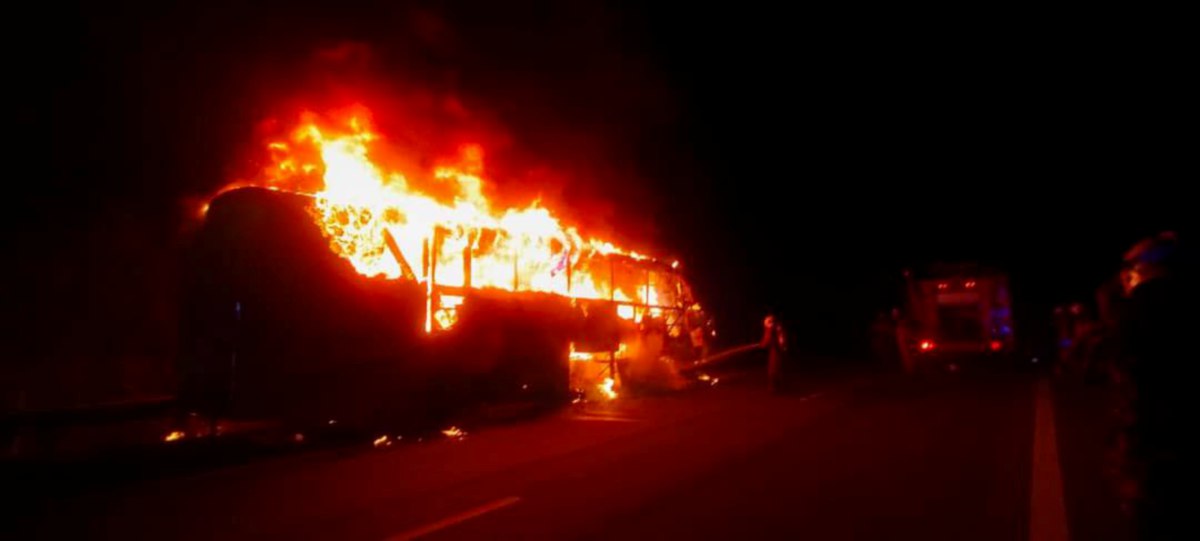 BAS ekspres yang terbakar selepas terbabit dalam kemalangan dengan sebuah lori treler di Kilometer 75.2 Lebuhraya Utara Selatan arah Gurun, di Gurun, awal pagi hari ini. FOTO Ihsan Bomba