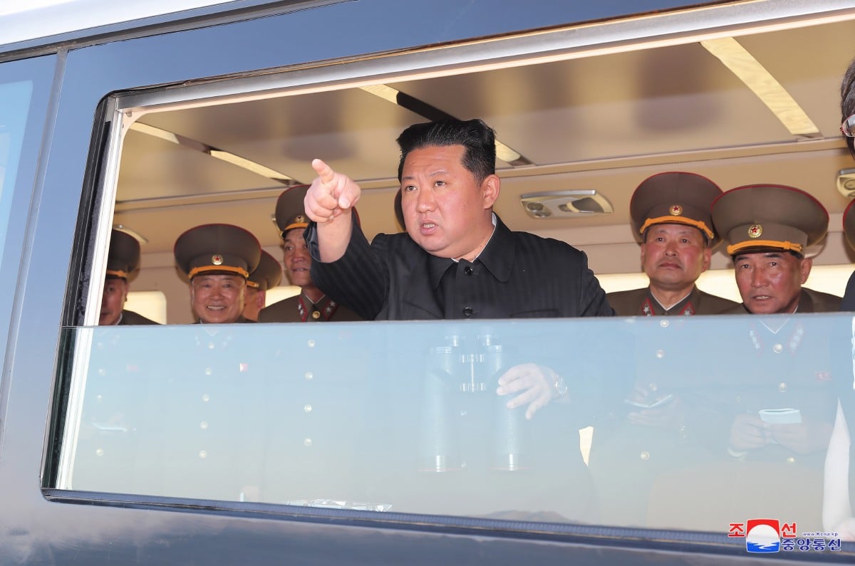Gambar dikeluarkan Agensi Berita Pusat Korea (KCNA) menunjukkan Kim Jong Un menyaksikan ujian pelancaran senjata berpandu taktikal baharu di lokasi yang tidak didedahkan. - FOTO EPA