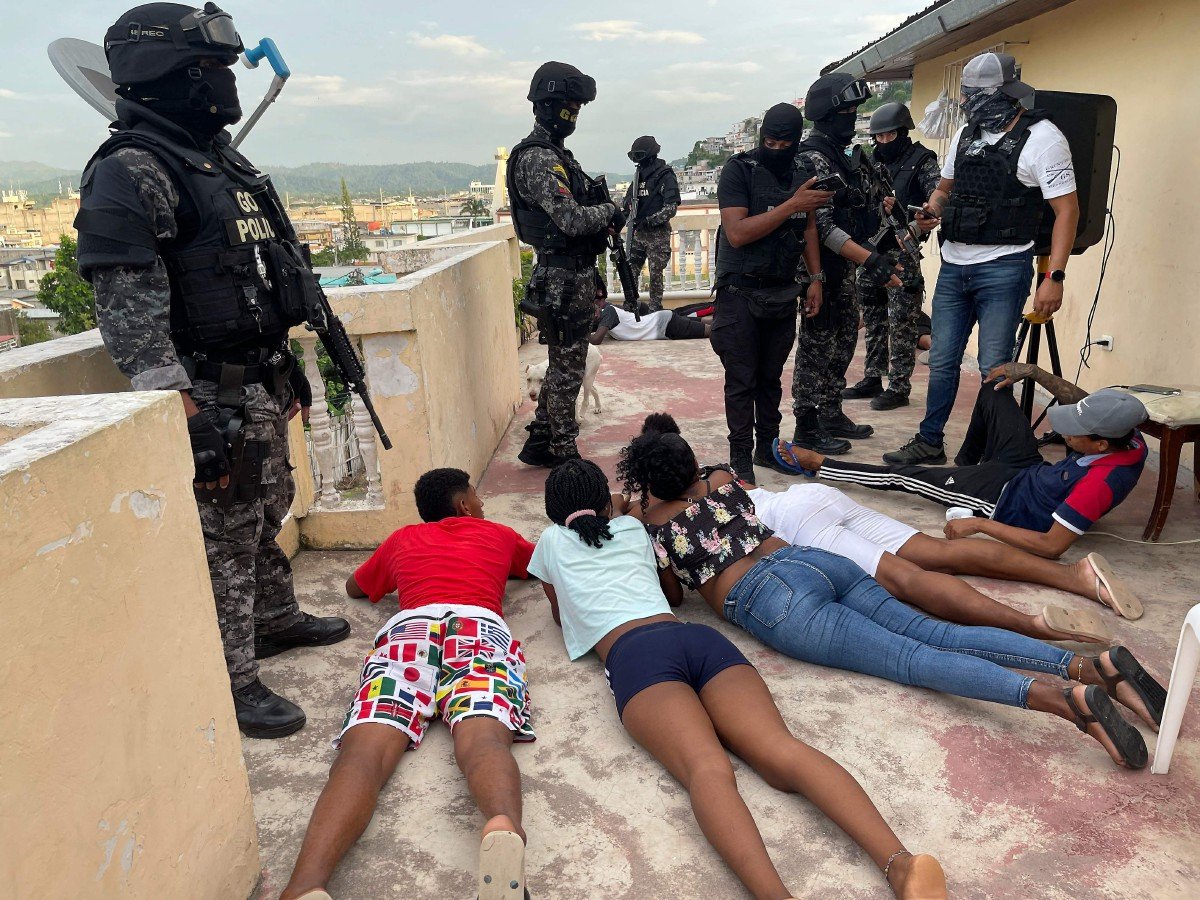 Anggota tentera dan polis menjalankan operasi keselamatan di Esmeraldas, Ecuador. Penculik menggunakan taktik baharu untuk memeras keluarga mangsa termasuk memotong jari dan telinga atau memasang tali pinggang bom kepada mangsa. - FOTO AFP