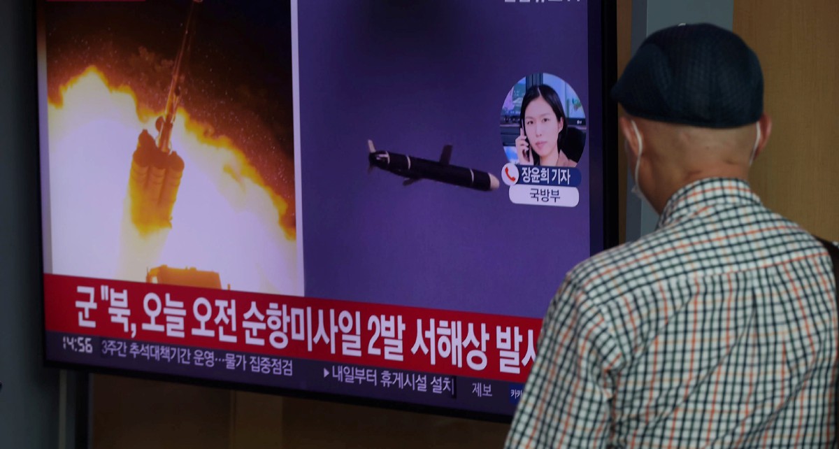Seorang lelaki menonton berita yang memaparkan pelancaran peluru berpandu dari Korea Utara. - FOTO EPA