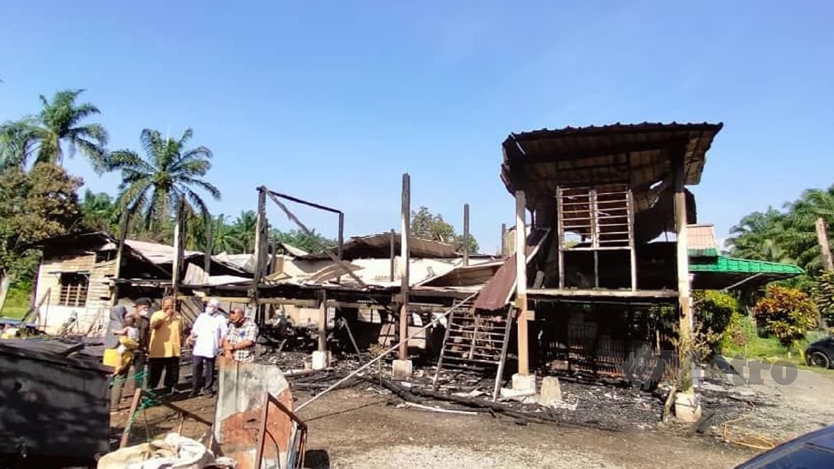 KEADAAN rumah pusaka peninggalan keluarga Zabbir Ahmad yang musnah dalam kebakaran di Jalan Ros, Batu 7, Ijok, semalam. FOTO Amirul Aiman Hamsuddin