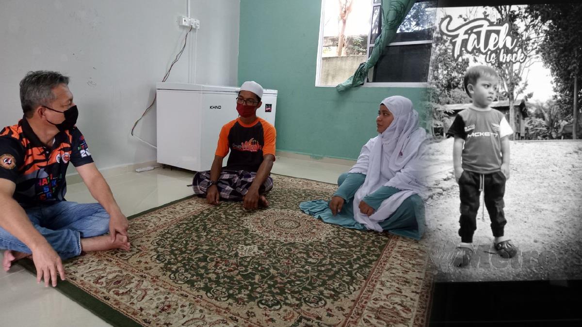 RAZALI (kiri) ketika mengunjungi dan menyampaikan ucapan takziah kepada Siti Mariam (kanan) dan Muhammad Khairul Aiman (tengah) atas kematian anak bungsunya, Muhammad Al-Fateh. FOTO Baharom Bakar