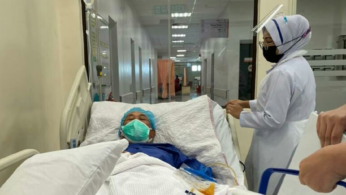 DATUK Osman Sapian, selesai menjalani pembedahan di sebuah hospital di ibu negara tengah hari tadi dan kini berada dalam keadaan stabil. FOTO ihsan KELUARGA