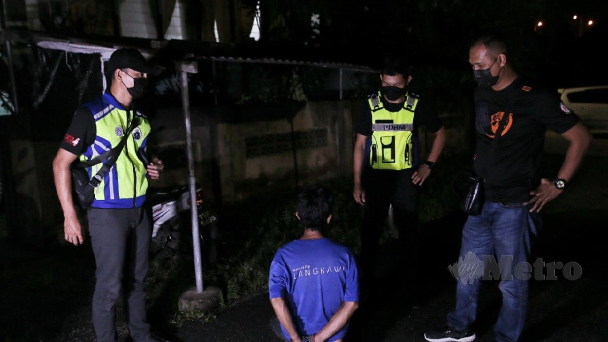 SEBAHAGIAN penagih dadah yang ditahan semasa  serbuan pada Op Jihad Dadah 2.0 di Kampung Pulau Duyong malam tadi. FOTO Ghazali Kori