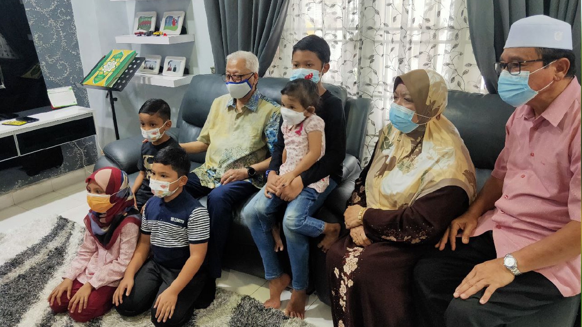 DATUK Ismail Sabri meluangkan masa menziarahi lima kanak-kanak yatim piatu kehilangan ibubapa disebabkan Covid-19 di Kota Perdana, Seri Kembangan hari ini. FOTO ihsan pembaca