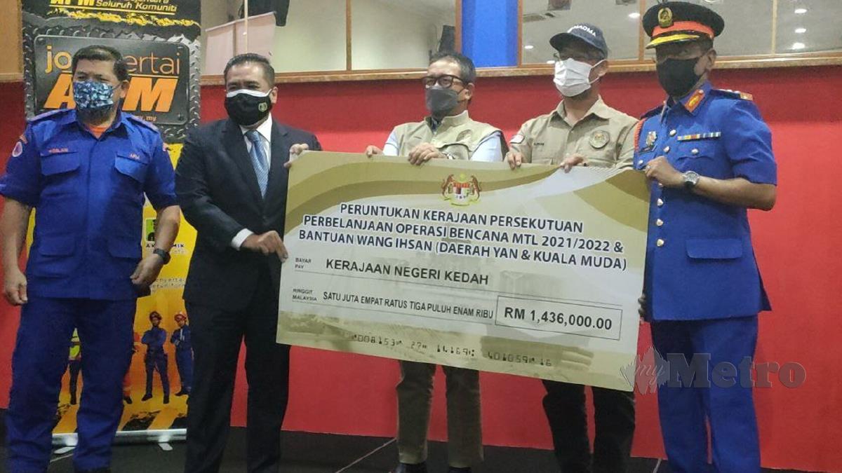 DATUK Dr Abdul Latiff Ahmad (tiga dari kiri) menyerahkan cek berjumlah lebih RM1.4 juta. FOTO Zuliaty Zulkiffli