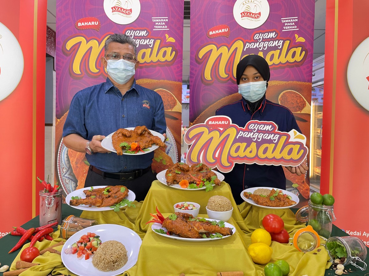ABD Rahman dan kakitangan Kedai Ayamas menunjukkan set Ayam Panggang Masala yang dihasilkan sempena sambutan Diwali.