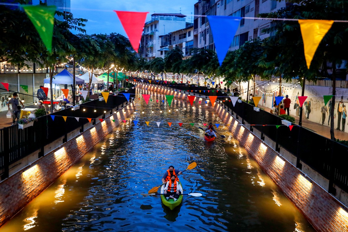 Orang ramai mendayung kayak di terusan Khlong Ong Ang di Bangkok. - FOTO EPA