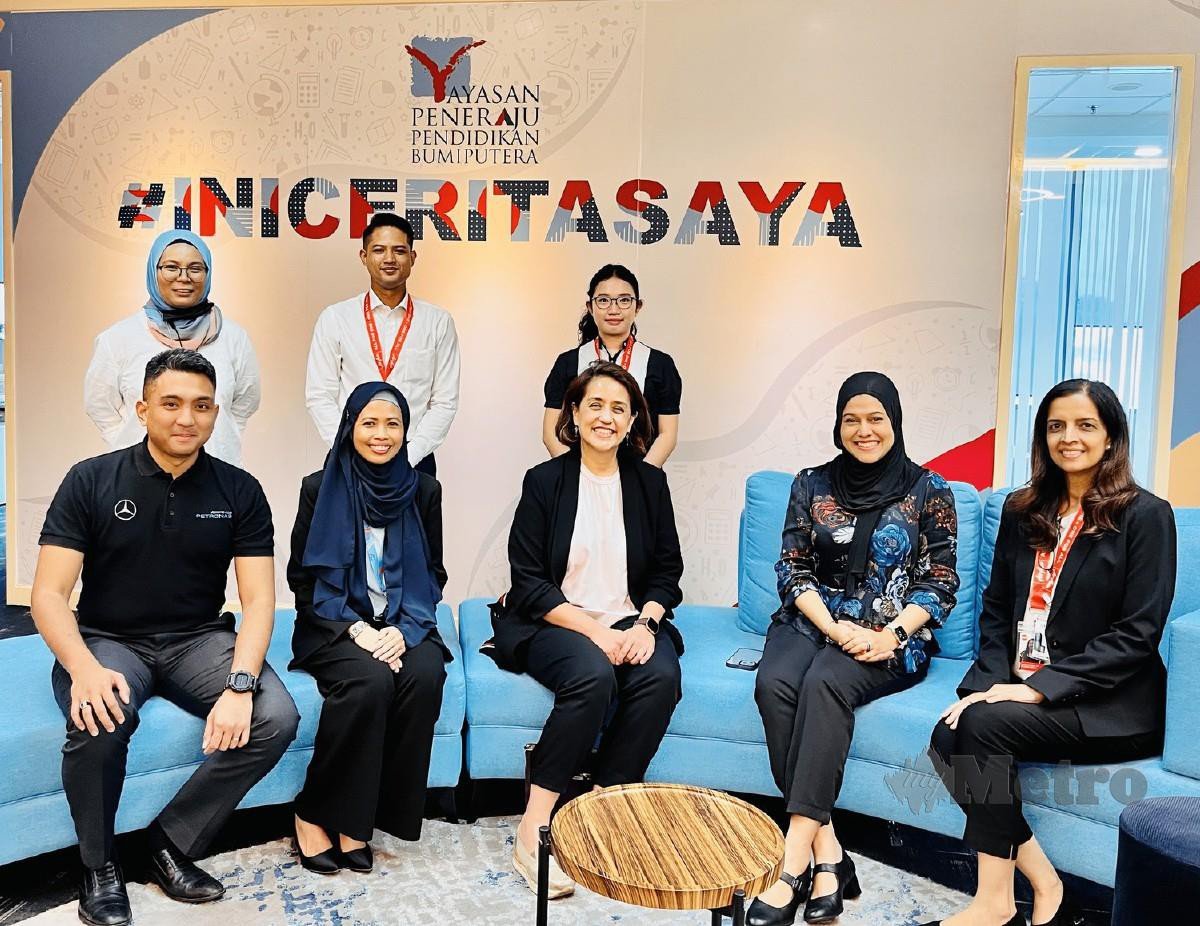 AIREEN (duduk, tengah) bersama pengurusan kanan Yayasan Peneraju.
