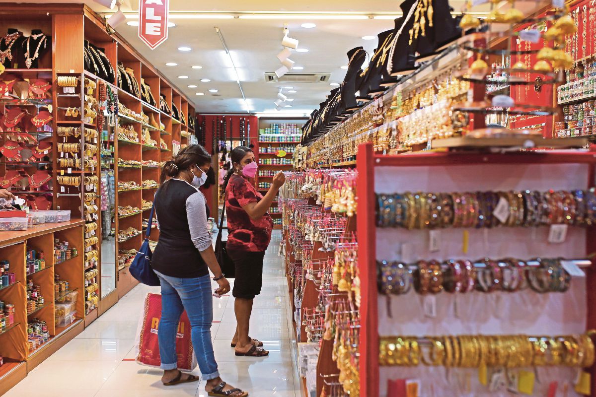 PENGUNJUNG membuat persiapan awal dengan memilih barangan aksesori untuk digayakan pada sambutan Deepavali ketika mengunjungi sebuah kedai di Jalan Yam Tuan atau lebih dikenali dengan gelaran Little India Seremban, hari ini. FOTO Bernama