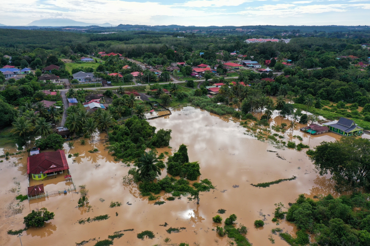 KEADAAN banjir di Kampung Belimbing Dalam dekat Durian Tunggal, hari ini. FOTO bernama