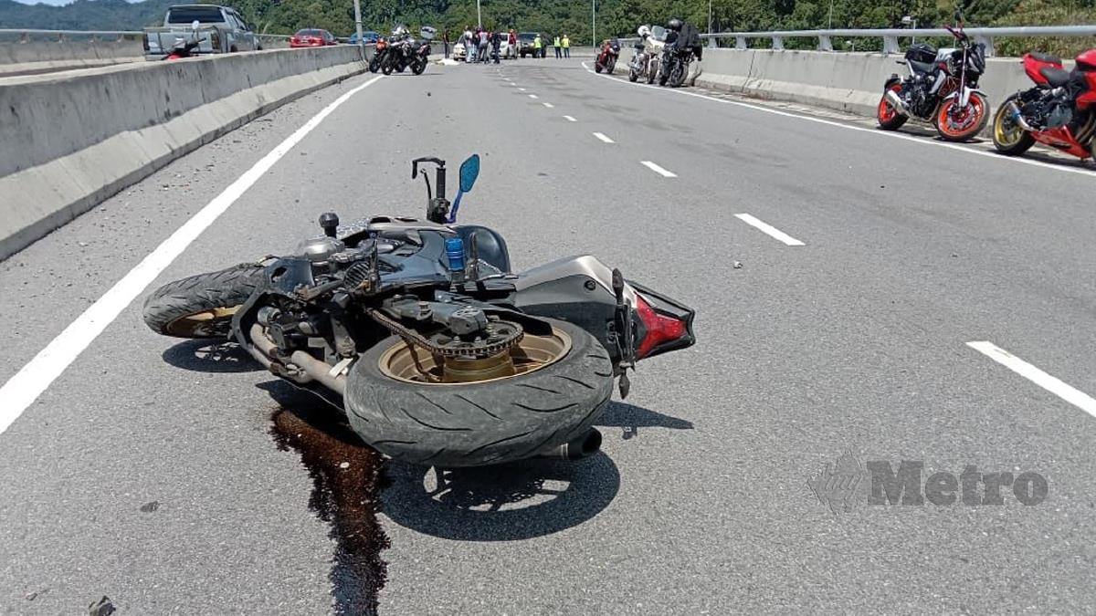 SEORANG anggota polis maut selepas motosikal berkuasa tinggi ditunggang kemalangan kendiri di atas jejambat. FOTO Norsyazwani Nasri