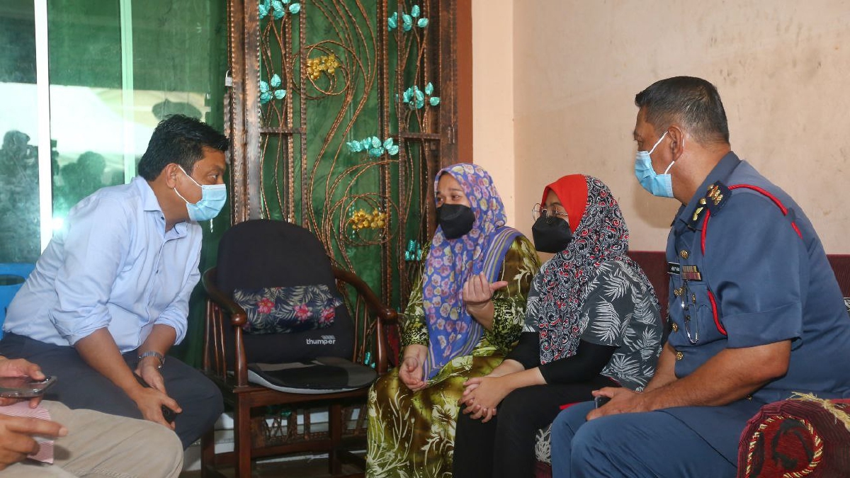 DATUK Syed Fazmi Sayid Mohamad (kiri) turut hadir Abu Bakar Katain (kanan) semasa menziarahi keluarga Allahyarham Mohd Diya Che Jusoh di Melaka. FOTO Syafeeq Ahmad