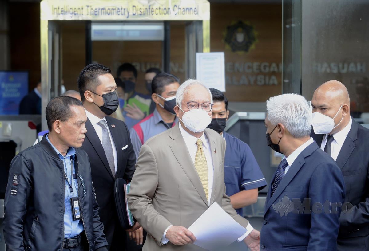 DATUK Seri Najib Tun Razak keluar selepas membuat laporan terhadap bekas Pengurus Kanan Goldman Sachs, Tim Leissner di berhubung skandal 1MDB di Putrajaya. FOTO Mohd Fadli Hamzah