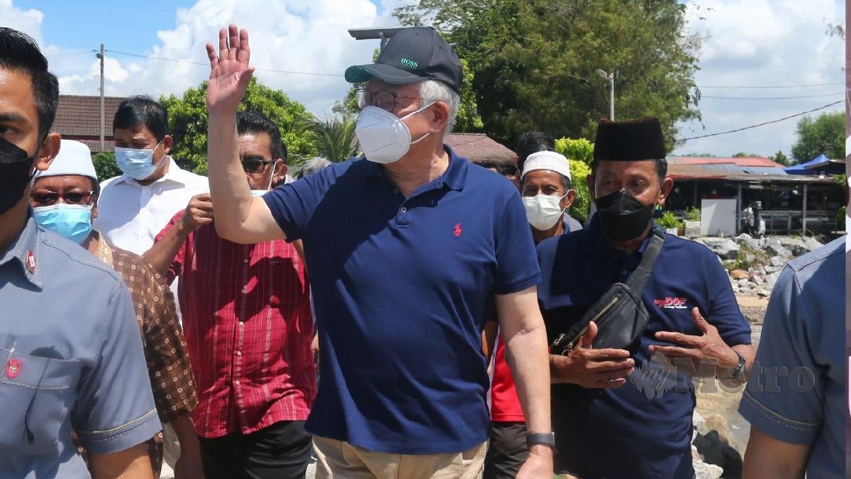 Datuk Seri Najib Razak semasa melawat pangkalan jeti nelayan pada sesi Ramah Mesra dan Makan Tengahari di Jeti Nelayan Kampung Hailam, Tanjung Kling, Melaka. FOTO Syafeeq Ahmad