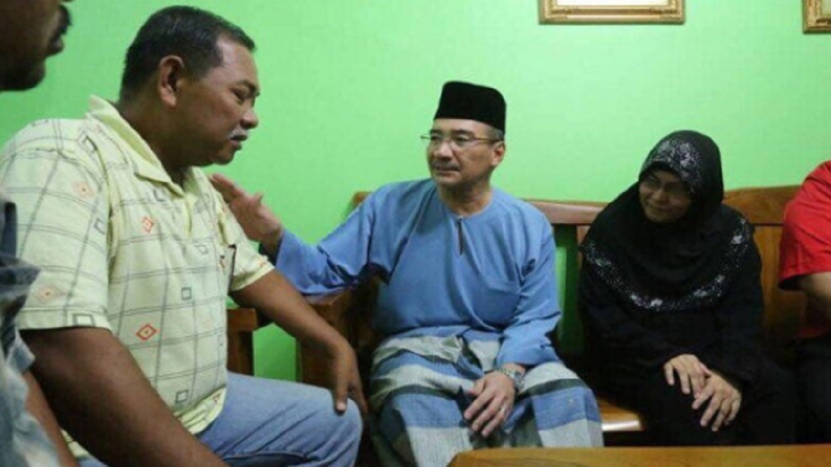 GAMBAR ini semasa Datuk Hishamuddin tun Hussein melawat keluarga Allahyarham beberapa hari selepas kejadian pada tahun 2017.