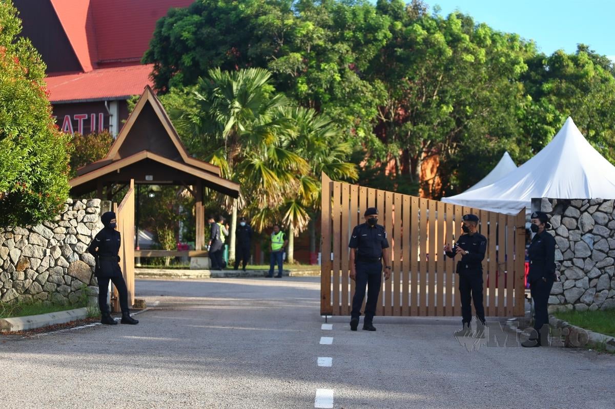 ANGGOTA Polis sedang mengawasi laluan masuk ke Pusat Penamaan Calon Dun Bukit Katil di Dewan Bukit Katil, Melaka . FOTO Syafeeq Ahmad