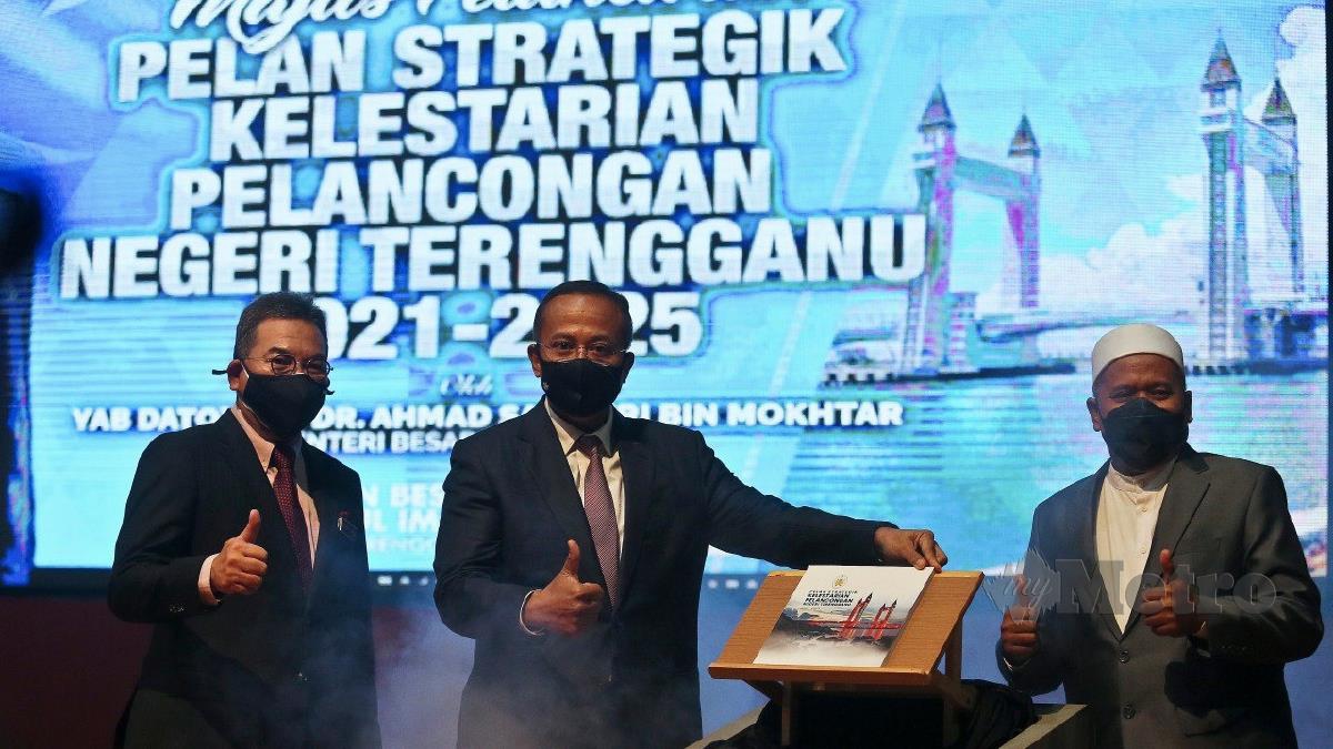 DATUK Seri Dr Ahmad Samsuri Mokhtar (tengah) melancarkan buku Pelan Strategik Kelestarian Pelancongan Terengganu 2021- 2025 di Wisma Darul Iman hari ini. FOTO Ghazali Kori