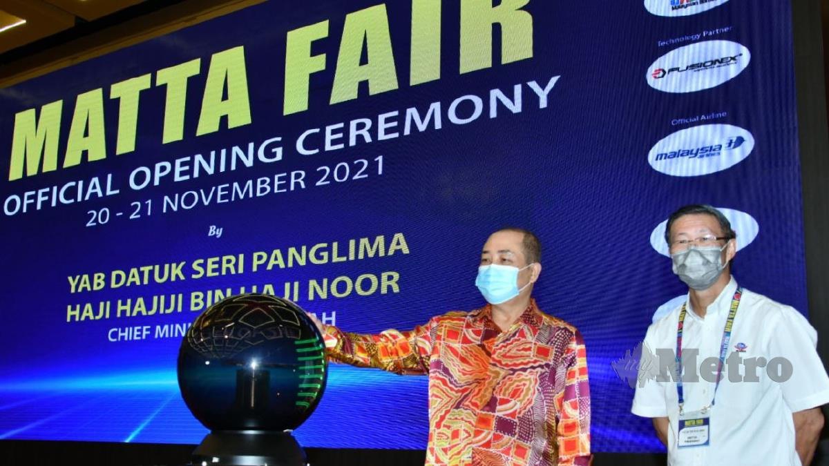 DATUK Hajiji Noor melancarkan pameran pelancongan Sabah sempena MATTA Fair 2021 di PWTC, Kuala Lumpur. FOTO ihsan Jabatan Ketua Menteri Sabah