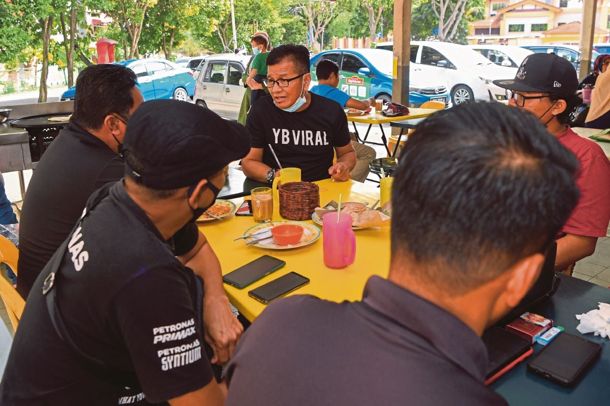 DATUK Norhizam Hassan Baktee (tengah) bersarapan serta beramah mesra bersama penduduk setempat di Medan Selera Pantai Peringgit hari ini. FOTO Bernama