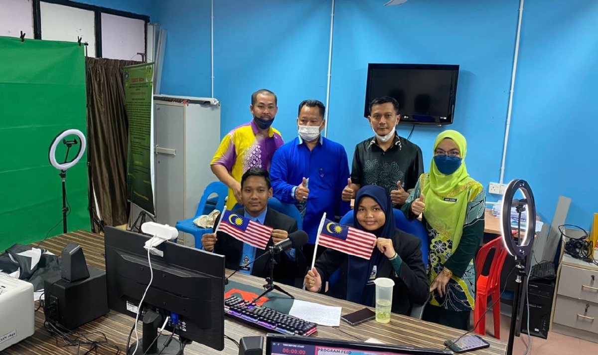 PELAJAR SMK Kuala Besut bersama guru-guru selepas dinobatkan juara Pertandingan Pendidikan Sains dan Teknologi Nuklear yang dihoskan di Vienna, Austria, petang semalam. FOTO Ihsan SMK Kuala Besut