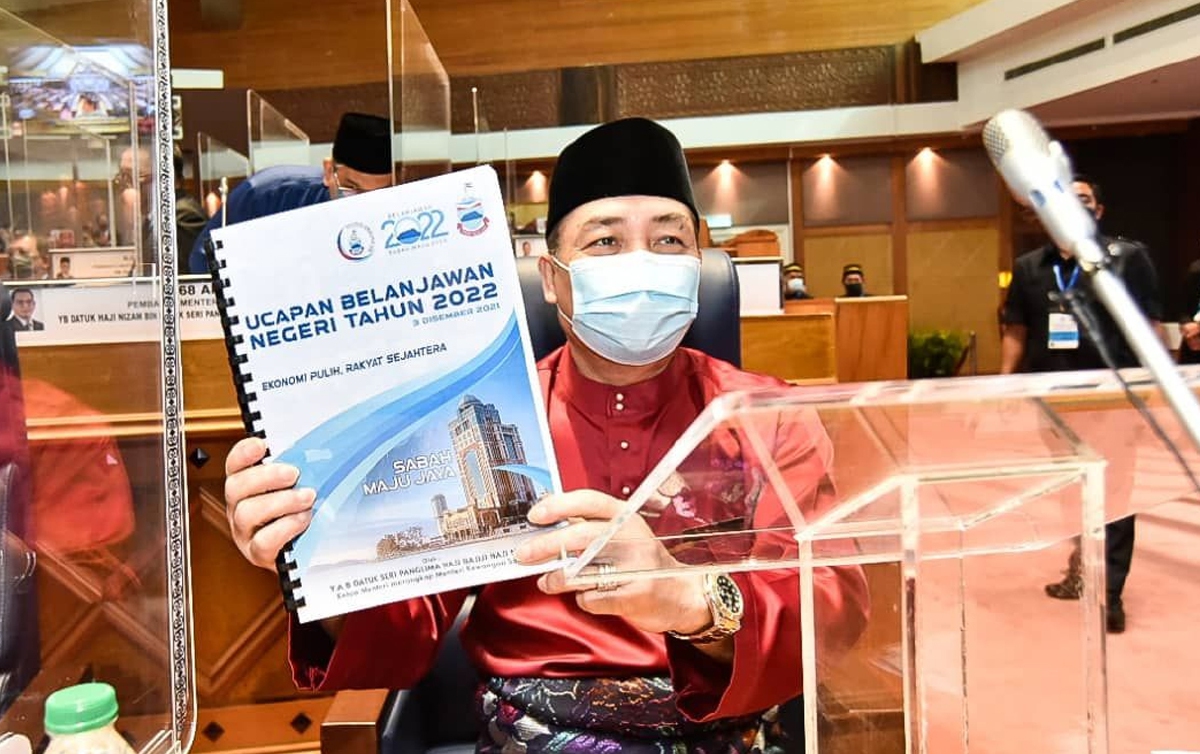DATUK Hajiji menunjukkan teks ucapan Belanjawan Sabah 2022 bertempat di Dewan Undangan Negeri (DUN) Sabah. FOTO ihsan Jabatan Penerangan Sabah