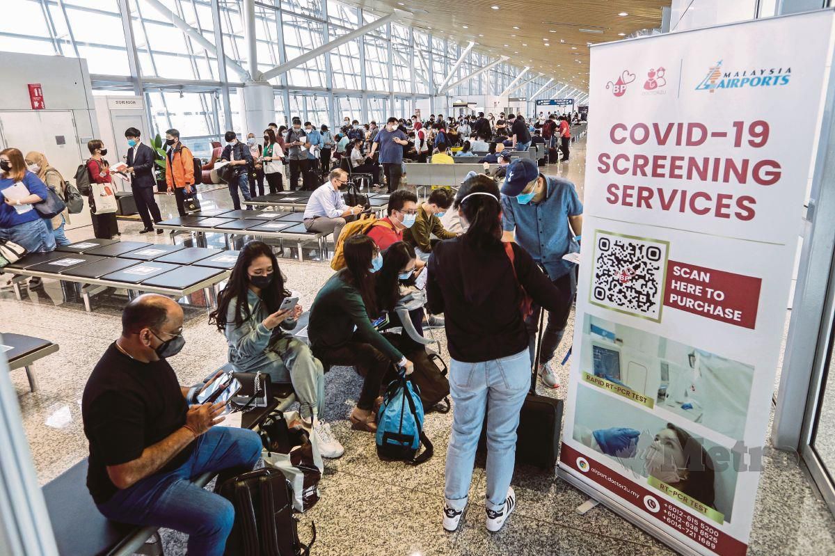 SEBAHAGIAN penumpang pesawat Singapore Airlines SQ108 menunggu keputusan ujian saringan COVID-19 selepas tiba menggunakan kemudahan VTL. FOTO Aizuddin Saad