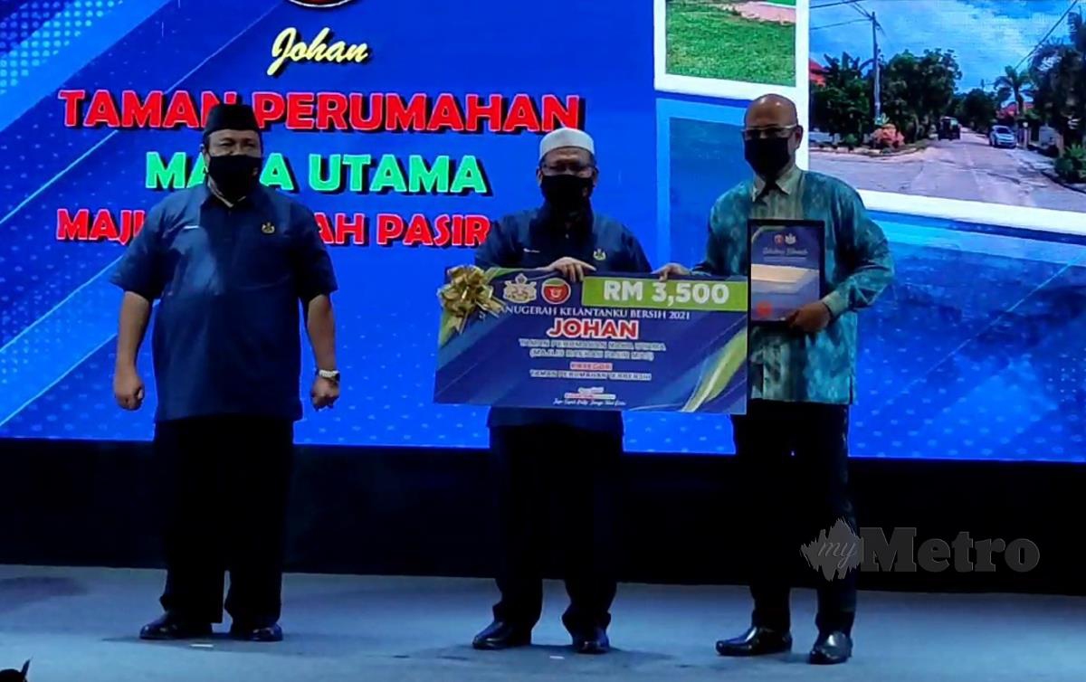 DATUK Mohd Amar Nik Abdullah menyerahkan peruntukan kepada Pihak Berkuasa Tempatan di Hotel Perdana di sini hari ini. FOTO Hidayatidayu Razali