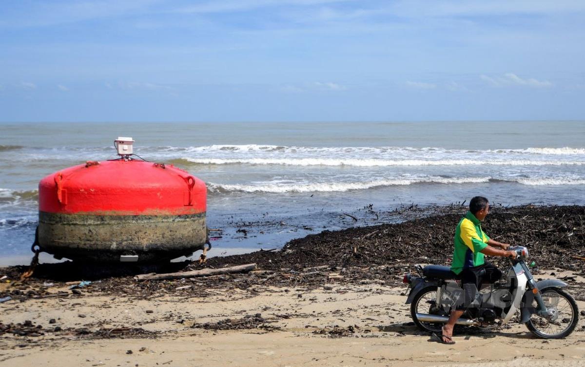 OBJEK besar yang terdampar di Pantai Geting dikenali sebagai Pelampung Pandu atau Boya sejenis alat bantuan pelayaran selepas dibawa arus ombak deras. FOTO Nik Abdullah Nik Omar