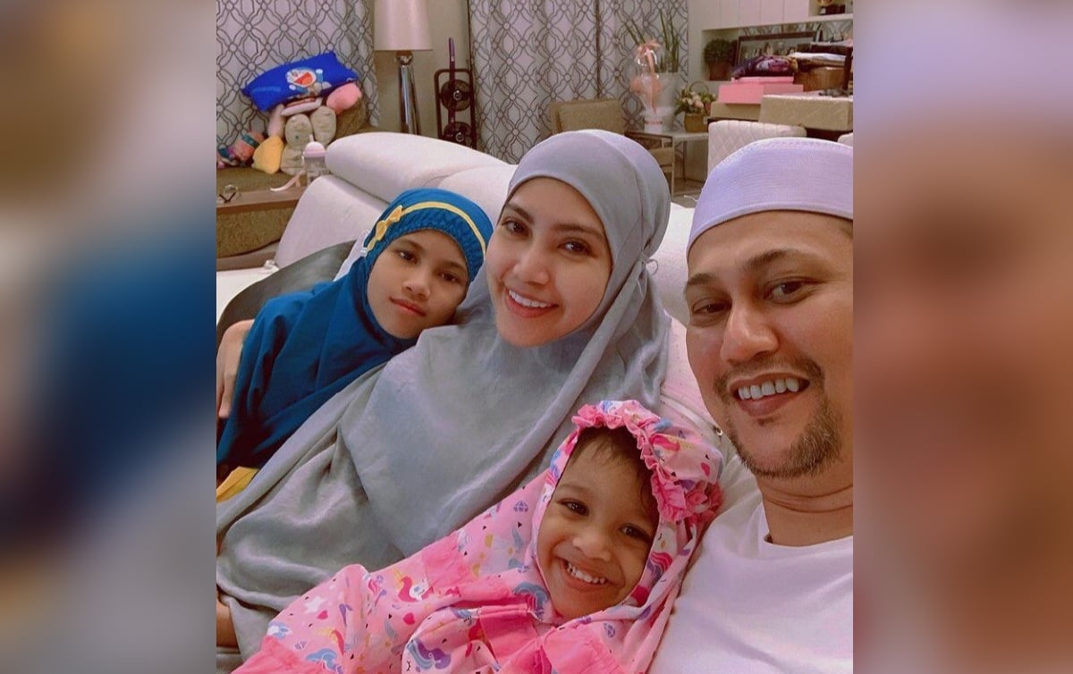 Elyana bersama suami, Khairul Anuar dan anak-anak.