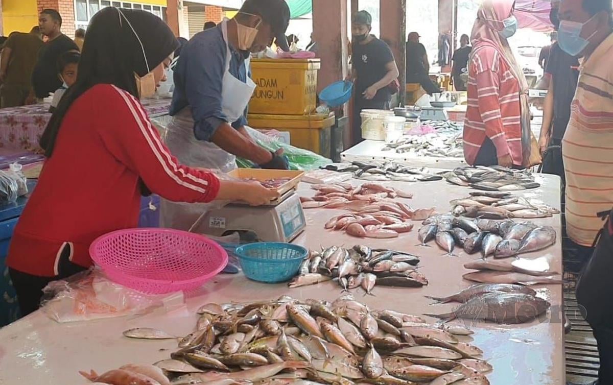 PENIAGA ikan pasar besar Dungun mendakwa ikan luar atau ikan sejuk beku mendapat sambutan pembeli. FOTO Rosli Ilham