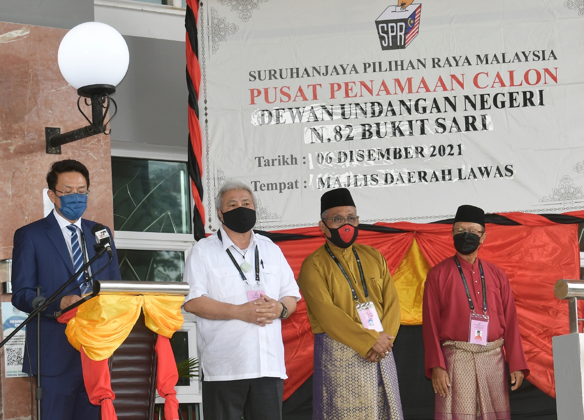 TIMBALAN Ketua Menteri Sarawak yang juga calon Gabungan Parti Sarawak (GPS) ketika hadir menyerahkan borang percalonan di Pusat Penamaan Calon DUN N.82 Bukit Sari di Majlis Daerah Lawas hari ini. FOTO Bernama